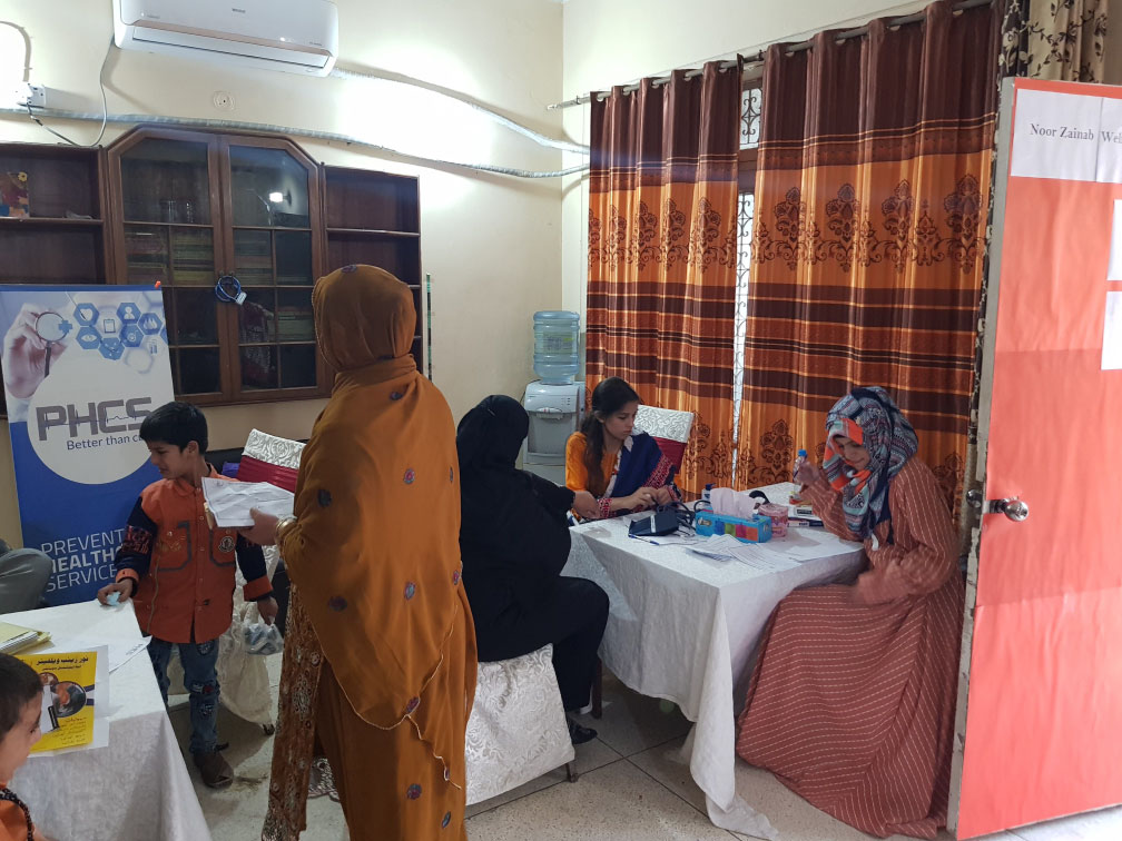 Screening team and visitors at the Noor Zainab camp
